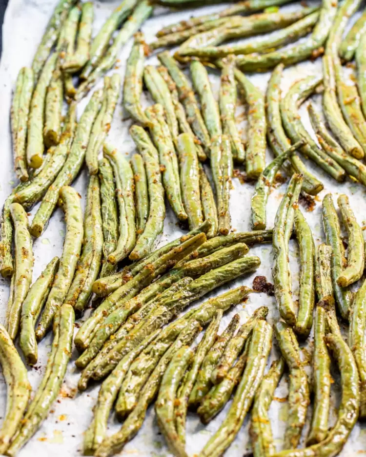 roasted green beans on a baking sheet fresh out of the oven